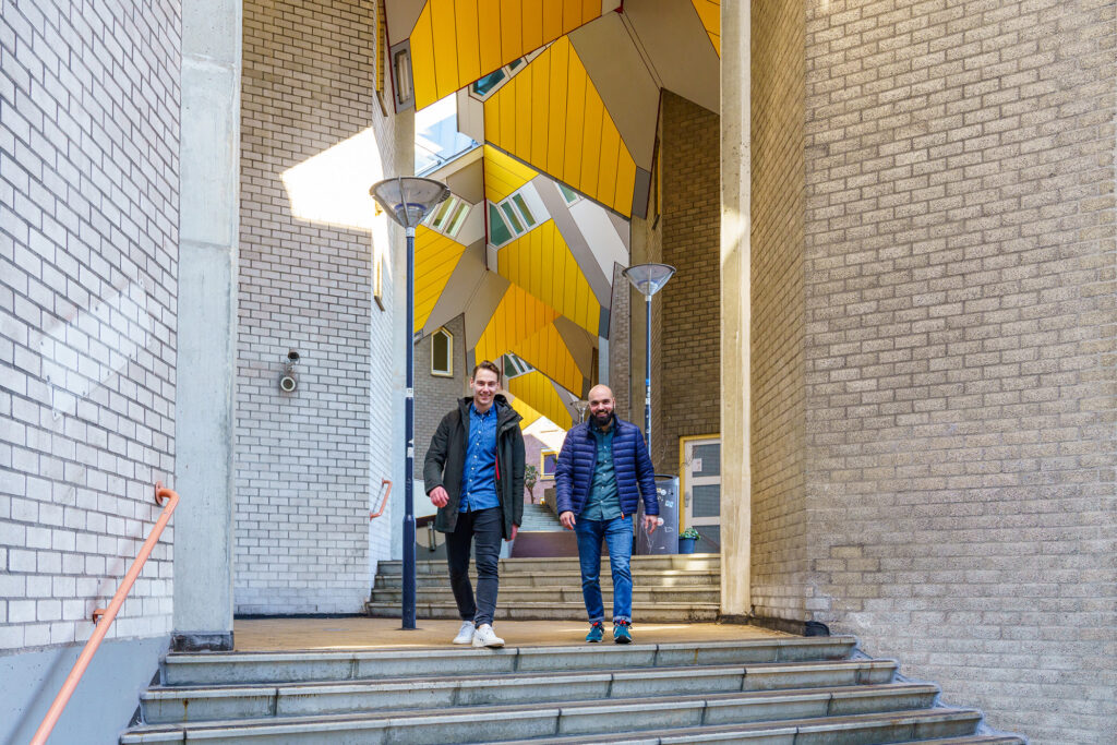 Thomas en Jordi met gele kubus huis